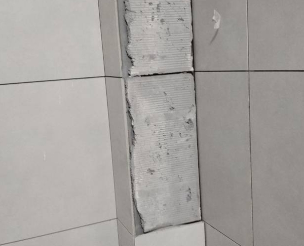 苏仙瓷砖空鼓维修公司分享下瓷砖施工前基层浇水润湿程度不足，可能导致以下问题